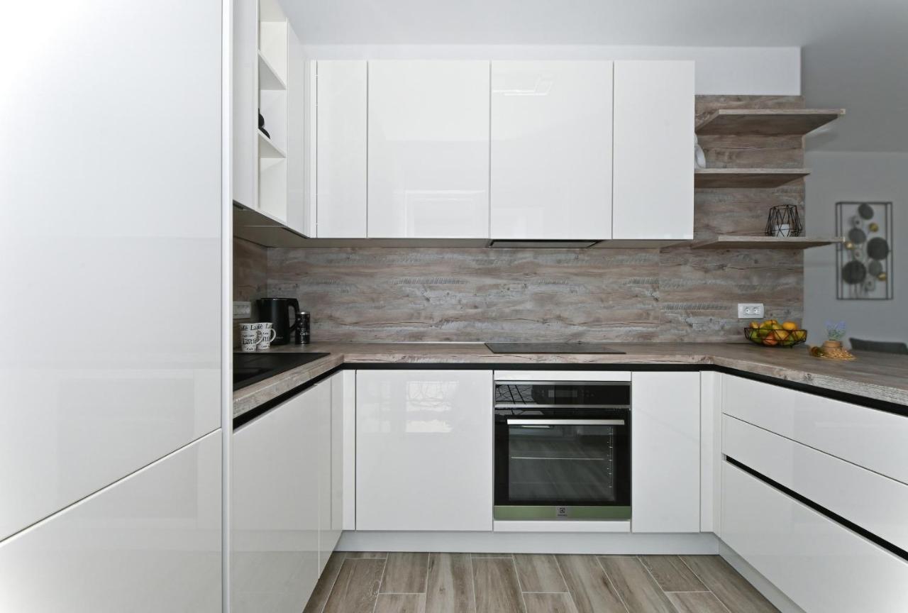 Luxury Apartment White Crystal Каштела Екстер'єр фото