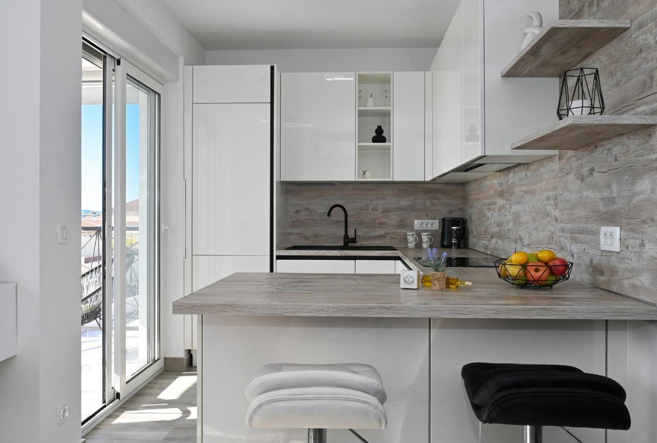 Luxury Apartment White Crystal Каштела Екстер'єр фото