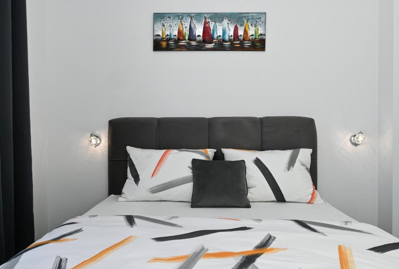 Luxury Apartment White Crystal Каштела Екстер'єр фото
