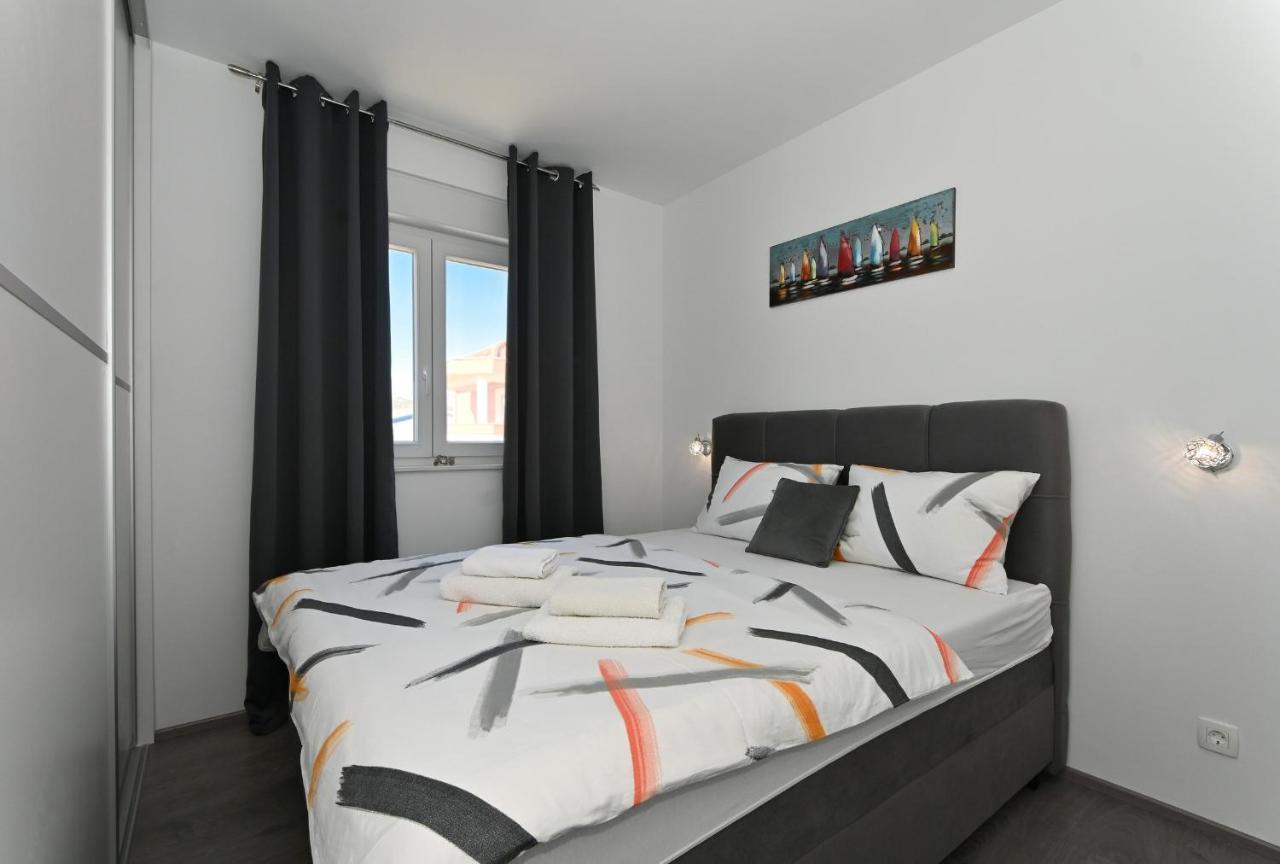 Luxury Apartment White Crystal Каштела Екстер'єр фото